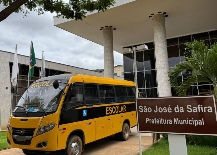 São José da Safira reforça transporte escolar com novo micro-ônibus